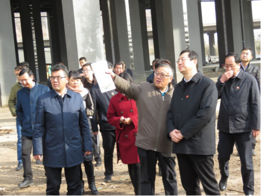 省委常委、西寧市委書記王曉在青海省物產(chǎn)集團(tuán)總公司黨委書記、總經(jīng)理王玉輝陪同下，深入青海物產(chǎn)朝陽(yáng)物流園區(qū)。